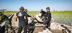 Percepat Pekerjaan Fisik, Satgas TMMD Ke-129 Kodim 1404/Pinrang Gunakan Molen untuk Aduk Campuran Semen