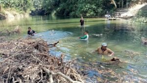 Pembersihan Lingkungan oleh Koptu Agus Nawang dan Satgas TMMD di Bone