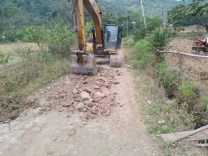Serma Abidin Bersama Satgas TMMD Ke-129 Kodim 1407/Bone Laksanakan Pengecatan RTLH Milik Bapak Bella