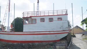 Satgas TMMD Bersama Masyarakat Percantik Miniatur Kapal, Jadi Ikon Baru Desa Umbele