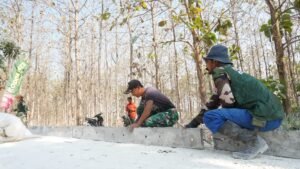 ​Ukur Ketelitian hingga Milimeter, Satgas TMMD 129 Kodim 0812/Lamongan Pasang Patok dan Bekisting Presisi di Desa Tlemang