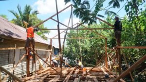 Gotong Royong Satgas TMMD dan Warga Percepat Pemasangan Kerangka RTLH Sasaran 4