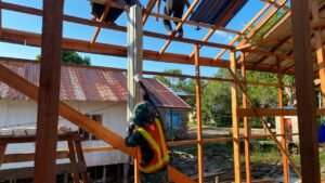 Pemasangan Seng RTLH Jadi Bukti Komitmen Satgas TMMD Tingkatkan Kesejahteraan Warga Desa