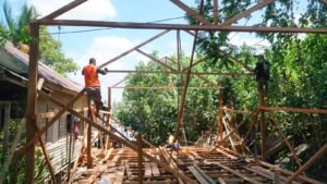 Pemasangan Kerangka RTLH Sasaran 4 Tandai Kemajuan Pembangunan TMMD di Desa Bandar Raya