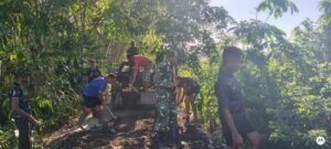 Satgas TMMD Ke-129 Kodim 1011/Kuala Kapuas Percepat Penimbunan Jalan Demi Kelancaran Akses Warga