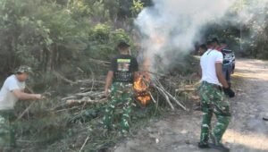 Satgas TMMD ke-129 Kodim 1407/Bone Bersihkan Area Peningkatan Jalan Penghubung Desa Pattuku