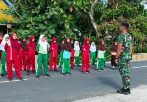Koptu Agus Nawang Latih PBB Siswa, Satgas TMMD ke-129 Kodim 1407/Bone Dukung Persiapan Lomba Gerak Jalan HUT RI