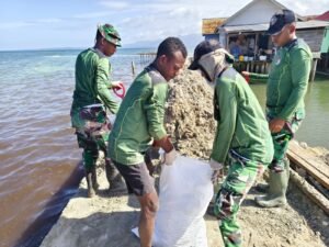 Satgas TMMD Angkut Material Pasir dari Pelabuhan Gunakan Kendaraan Roda Dua
