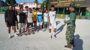 Satgas TMMD Serahkan Bantuan Bola Kaki kepada Karang Taruna Desa Umbele
