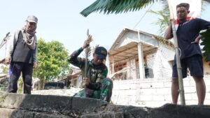Sambut Gelora Kemerdekaan, Serka Bayu Bersama Warga Tlemang Bahu-Membahu Gali Lubang Pasang Umbul-Umbul Jelang HUT RI