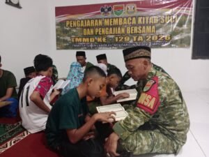 Hangatnya Kebersamaan, TNI dan Anak-Anak Warga Gelar Pengajian di Mushola