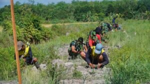Hijaukan Desa Bandar Raya, Satgas TMMD dan Warga Gelar Aksi Tanam Pohon Bersama