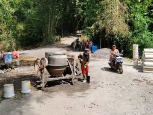 Gotong Royong Satgas TMMD dan Warga Sekardadi Wujudkan Kemanunggalan TNI-Rakyat