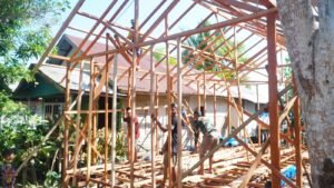 Gotong Royong Satgas TMMD dan Warga Warnai Pemasangan Kerangka Atap RTLH Sasaran 4