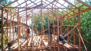 Satgas TMMD Ke-129 Kebut Pemasangan Kerangka Atap RTLH Demi Percepat Penyelesaian Hunian Warga