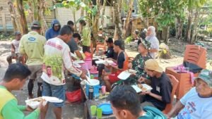 Koptu Agus Nawang Pererat Kebersamaan dengan Warga Lewat Komsos dan Makan Bersama di Lokasi TMMD