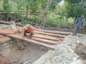 Sertu Ahmad Riyadi Pimpin Pembenahan Jembatan Kayu, Dukung Kelancaran Pembangunan Jembatan Gantung TMMD