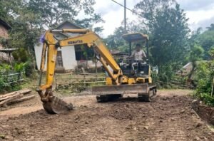 Excavator Maksimalkan Peningkatan Jalan TMMD Ke-129 Kodim 1407/Bone di Desa Pattuku
