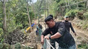 Kapten Inf. Eko S Pimpin Pemasangan Jaring Pengaman Jembatan Gantung TMMD di Desa Pattuku